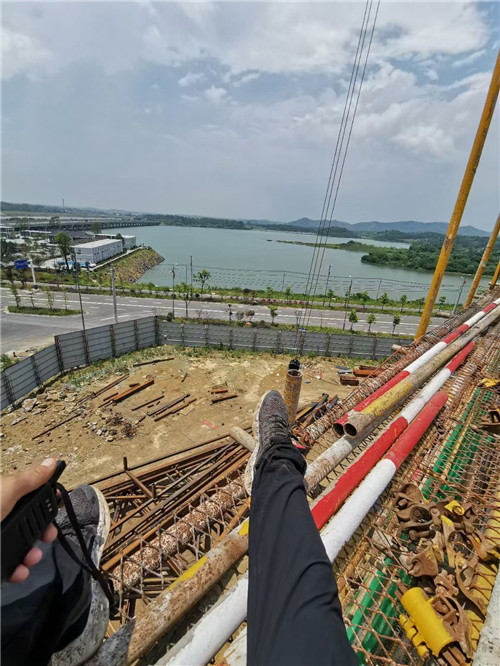 小金县作业中发生设备损坏或人员意外，责任怎么划分？